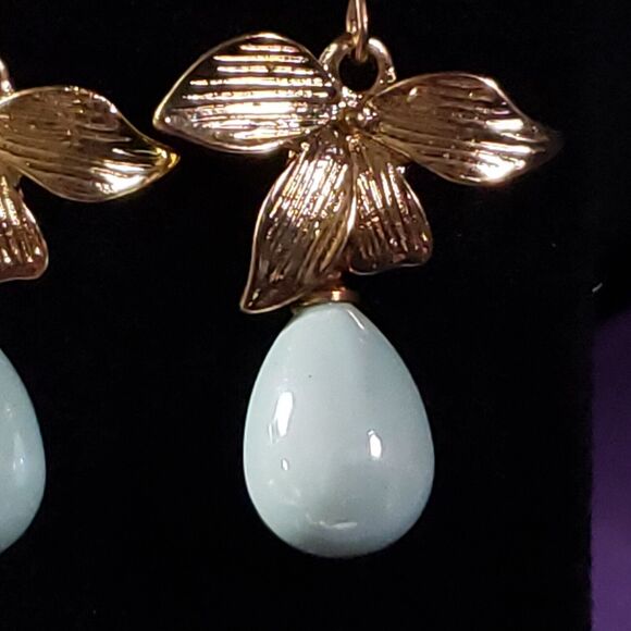Long Wire Earrings Gold Tone Bows & Pearlescent Mint Green Egg Shaped Dangles - Picture 4 of 10